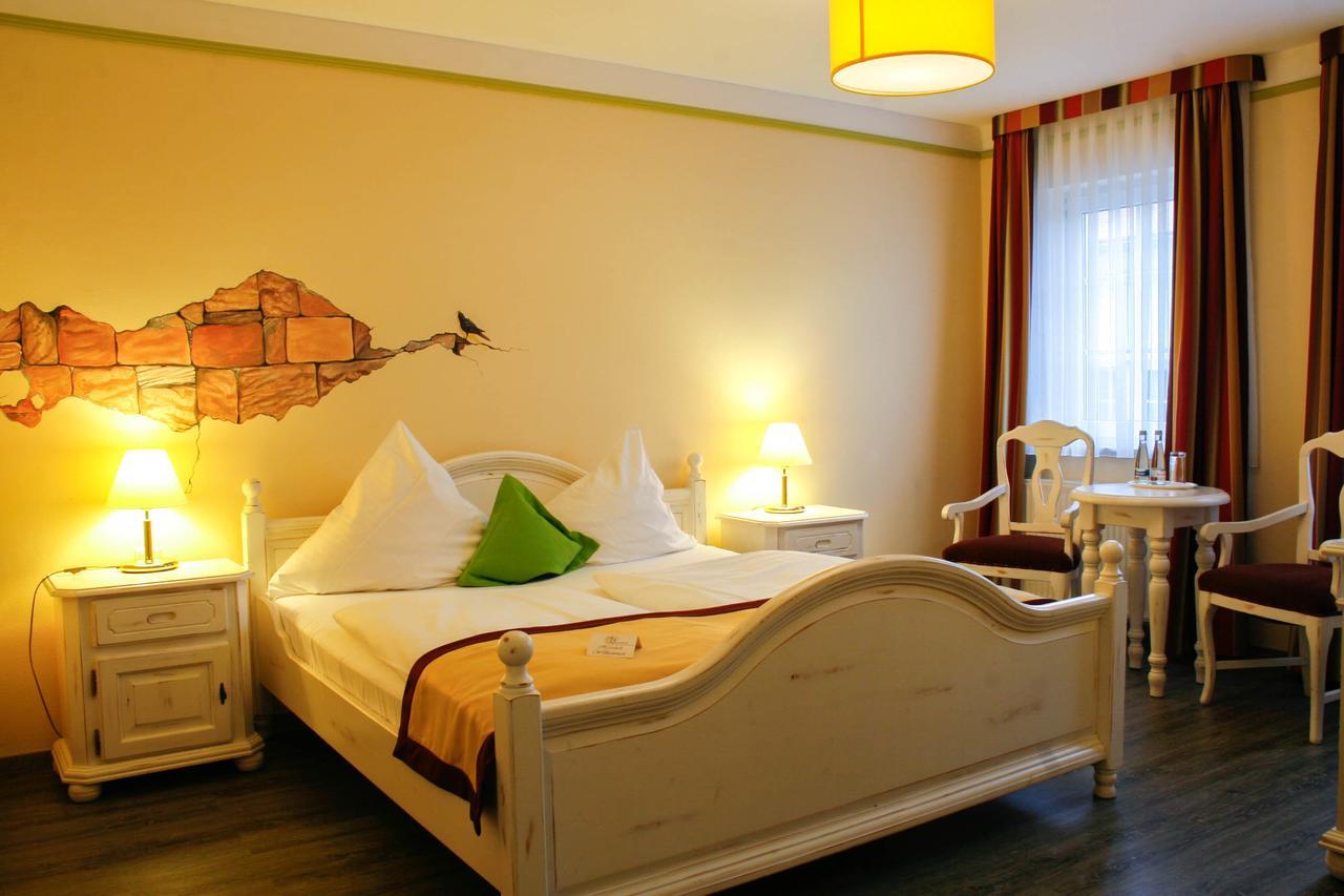 Hotel Speeter Weisenheim am Berg Bagian luar foto