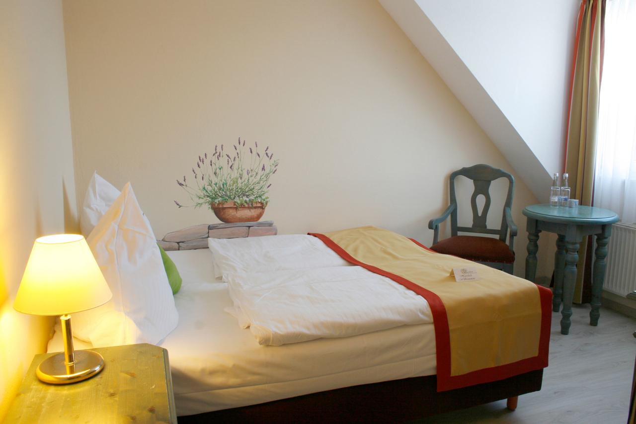 Hotel Speeter Weisenheim am Berg Bagian luar foto